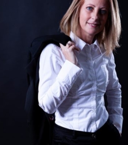 middle-aged-business-woman-photoshoot-in-studio-on-blackground-SBI-335712812-scaled-pn9uyaemuqa8twyywbkqwytqr717cnfl5tg2jshsps